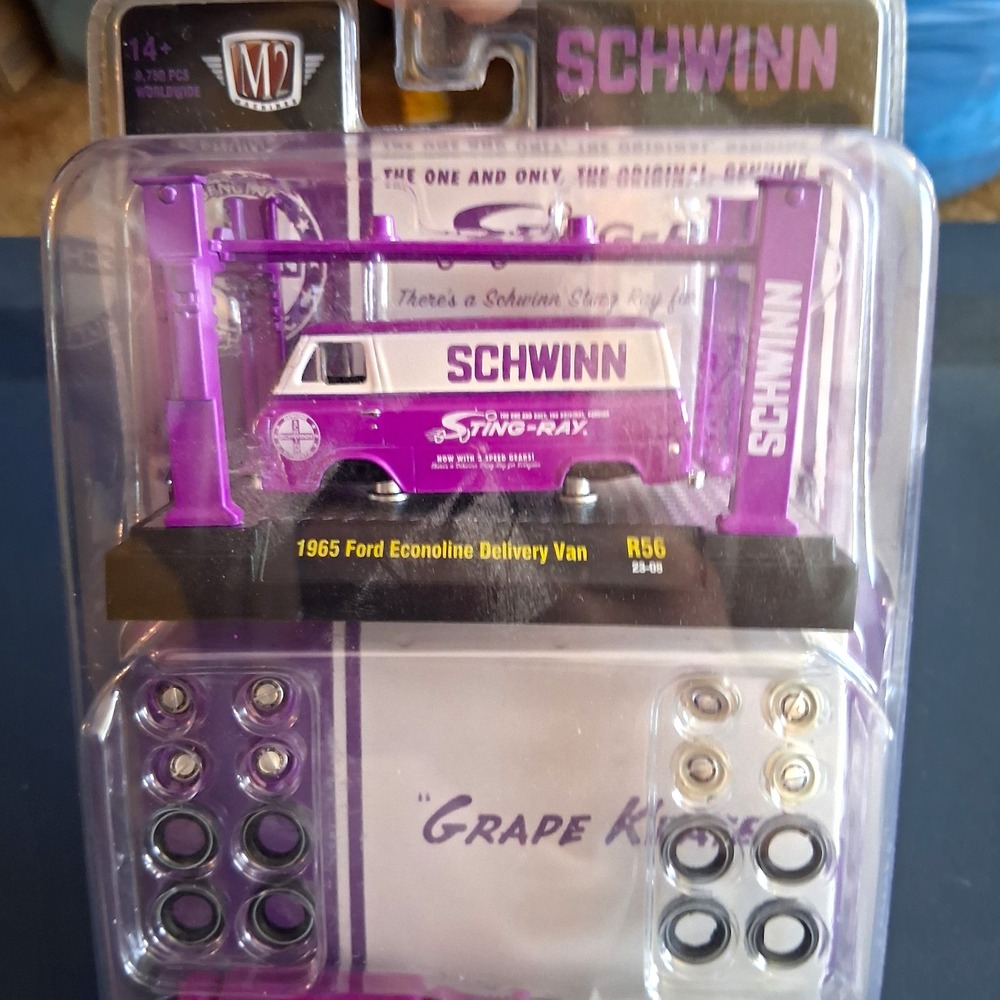 M2 Machines 1:64 1965 Ford Econoline Delivery Van Schwinn Grape Krate R56